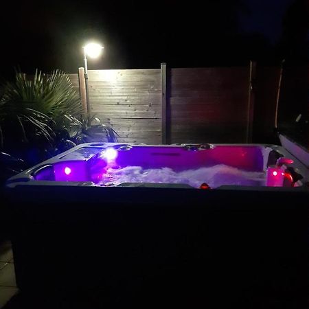 Chambre Au Nuit Etoile Et Jacuzzi Prive Bed & Breakfast Pleuven Dış mekan fotoğraf