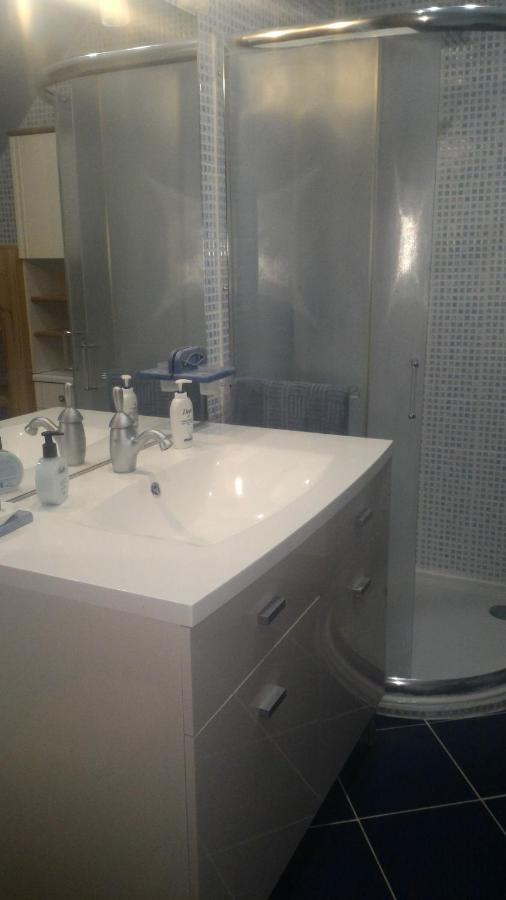 Chambre Au Nuit Etoile Et Jacuzzi Prive Bed & Breakfast Pleuven Dış mekan fotoğraf