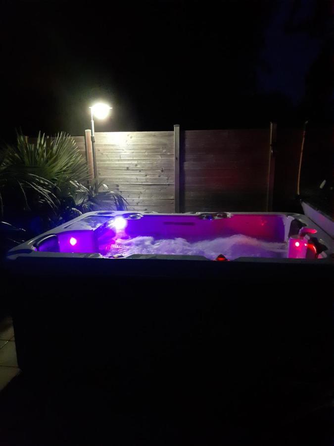 Chambre Au Nuit Etoile Et Jacuzzi Prive Bed & Breakfast Pleuven Dış mekan fotoğraf